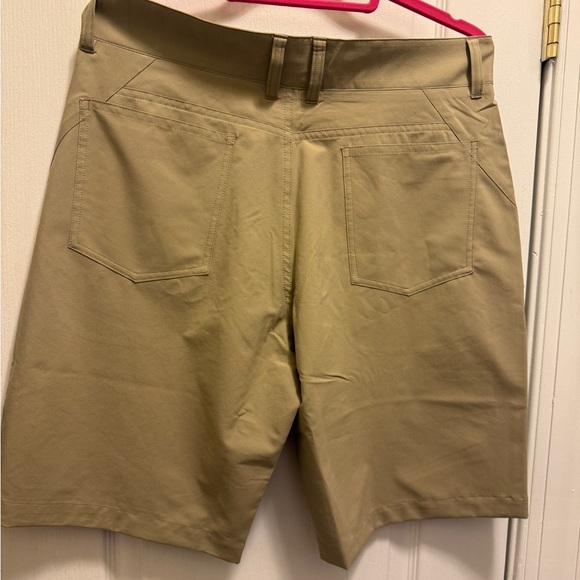 Oakley Men's Khaki Flat Front Shorts 
REGULAR FIT - Picture 3 of 10